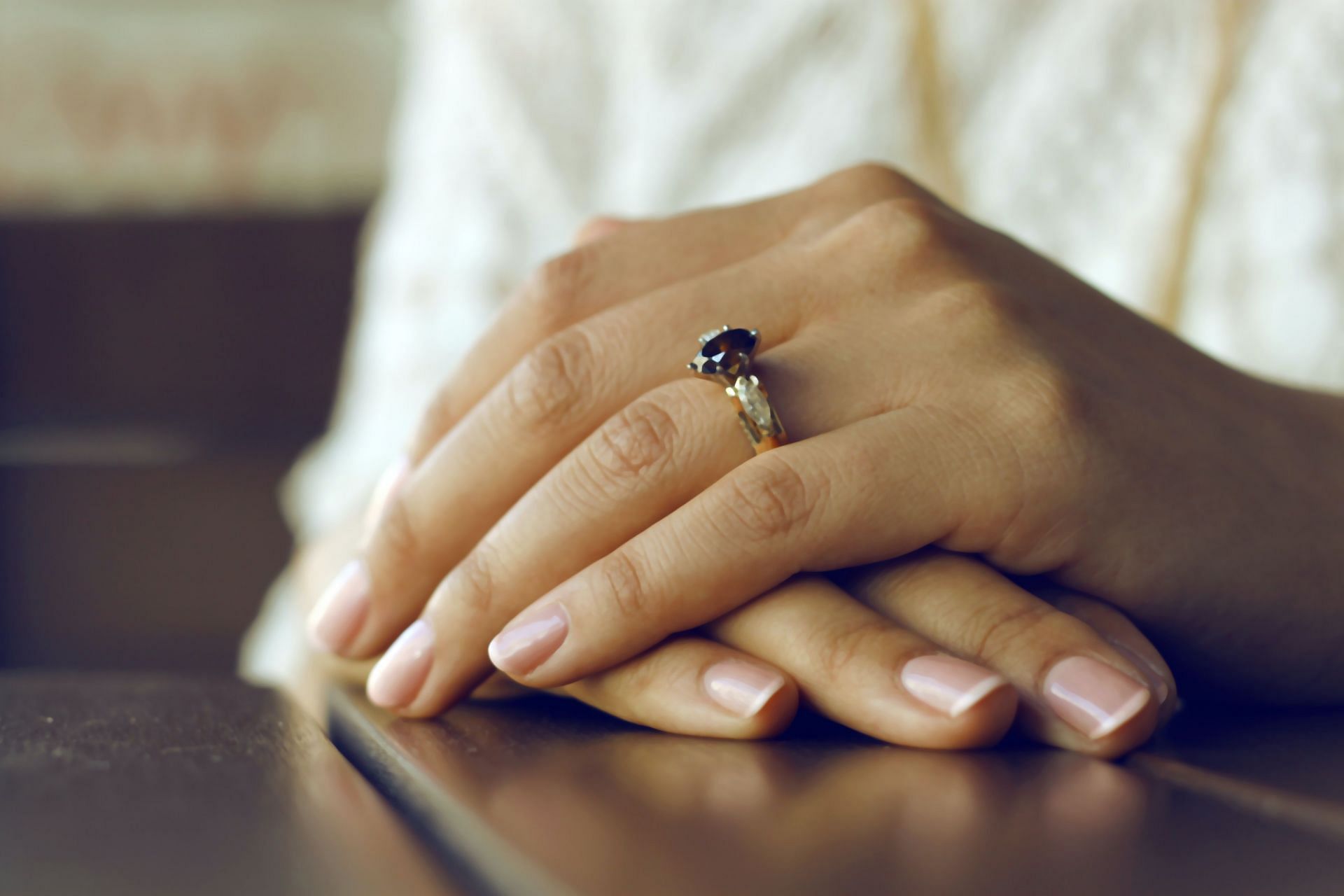 Nails turning orange (image via Unsplash/Sarah)
